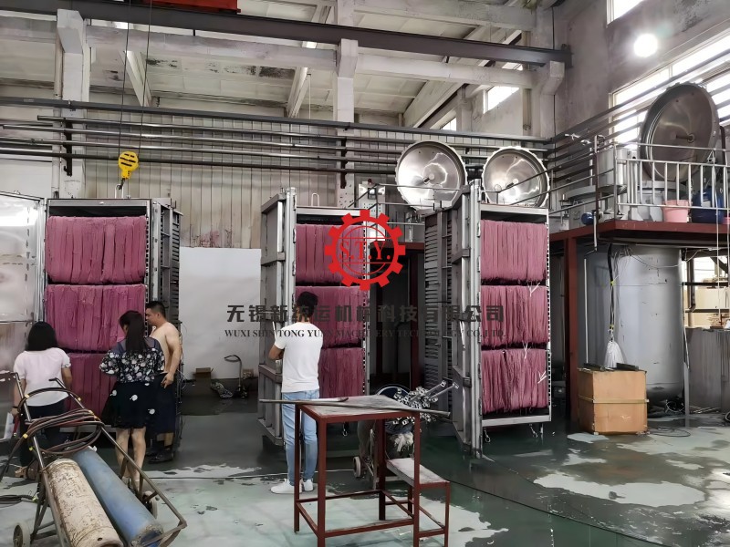 Hank yarn is loading into high temperature hank yarn dyeing machine for dyeing